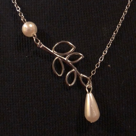 silver chain necklace with pearls - Picture 2 of 3